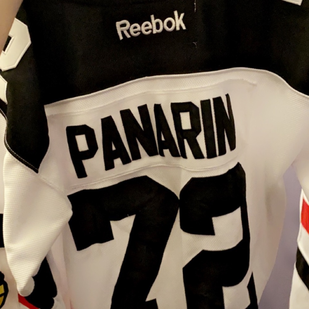 panarin #72 blackhawks jersey, is in new condition almost never worn